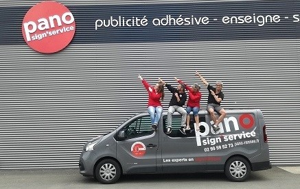 L’équipe PANO Rennes devant l'atelier — expertise en communication visuelle et marquage de véhicules.